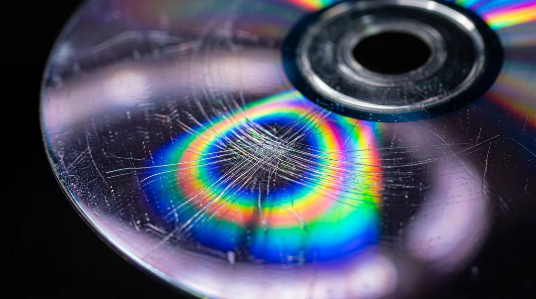 Surface rayée d'un vieux DVD